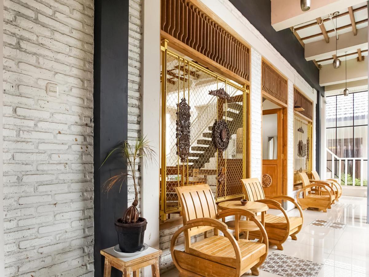Urbanview Hotel Blok O International By Reddoorz Baturetno Esterno foto