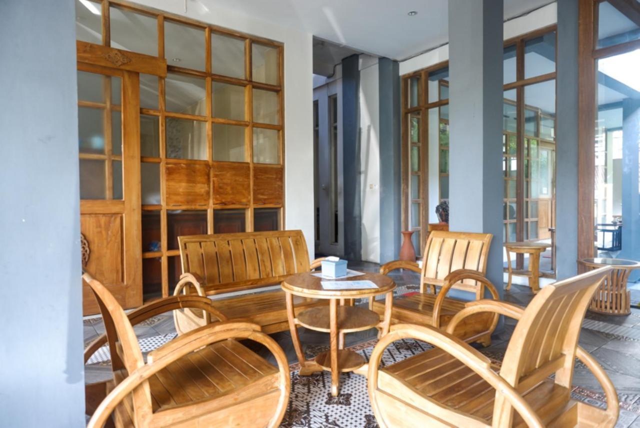 Urbanview Hotel Blok O International By Reddoorz Baturetno Esterno foto