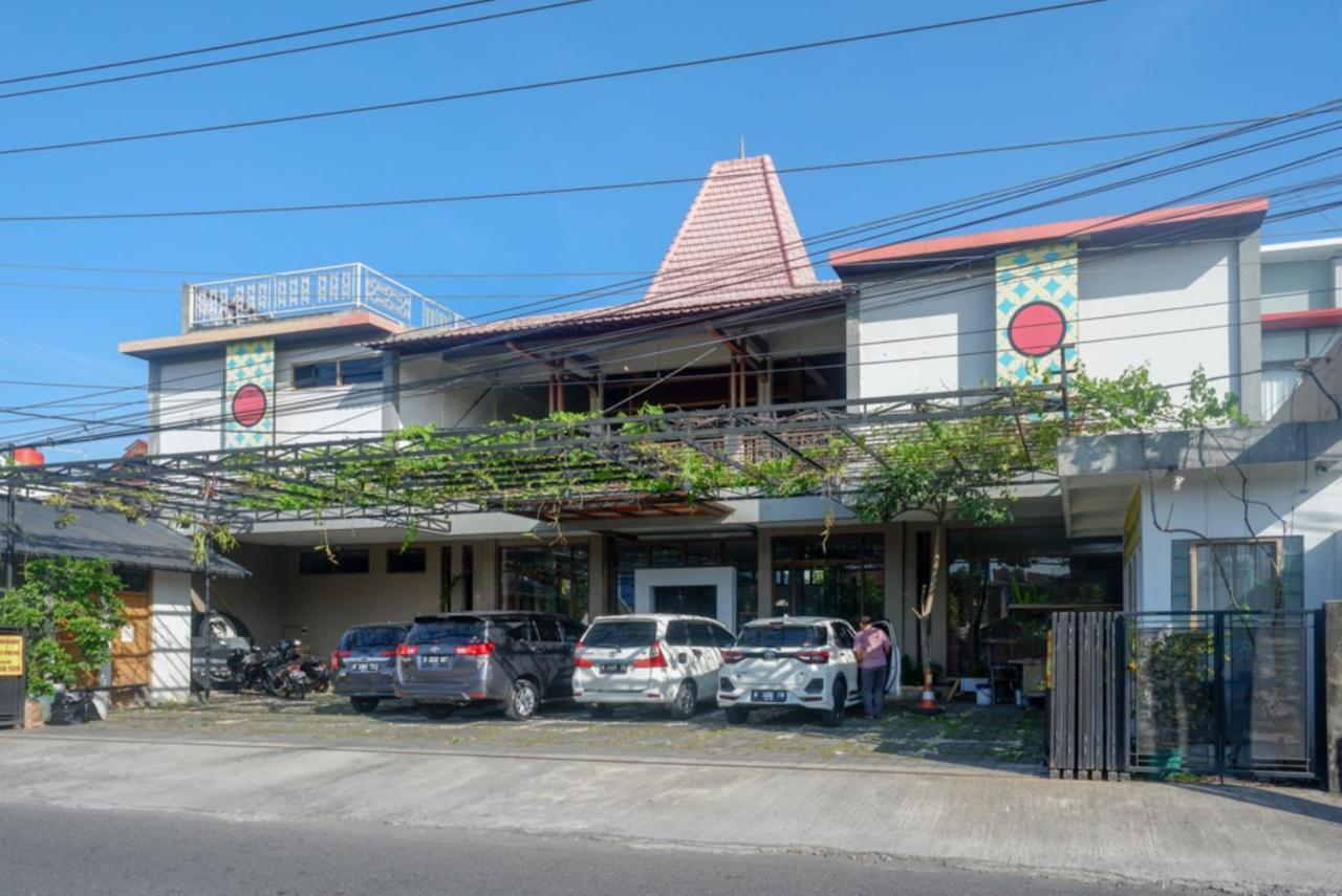 Urbanview Hotel Blok O International By Reddoorz Baturetno Esterno foto